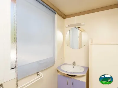 Baño interior mobil-home con ducha y lavamanos del Camping La Sierrecilla, Humilladero (Málaga)