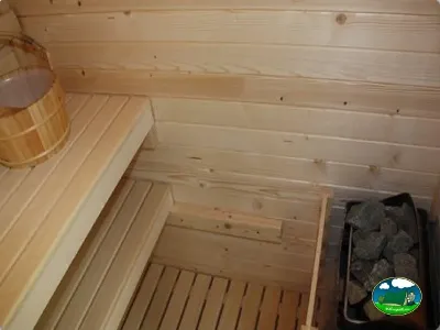 Interior de sauna de madera del Camping La Sierrecilla, Humilladero (Málaga)