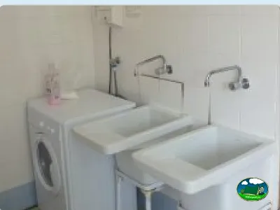 Aseos con lavabos y lavadora del Camping La Sierrecilla, Humilladero (Málaga)
