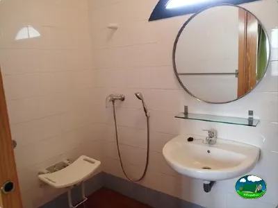Aseos con lavabo y ducha del Camping La Sierrecilla, Humilladero (Málaga)