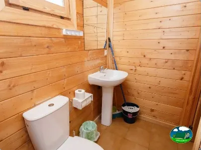Aseos en cabaña de madera del Camping La Sierrecilla, Humilladero (Málaga)