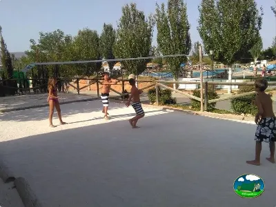 Parque infantil con niños jugando voleibol del Camping La Sierrecilla, Humilladero (Málaga)