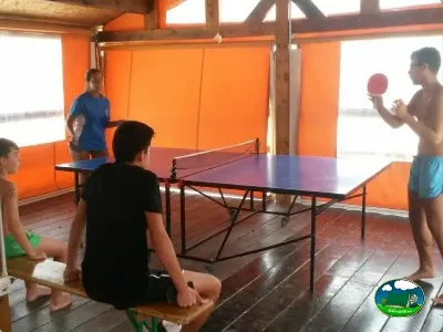 Zona cubierta con mesa de ping pong y actividades infantiles del Camping La Sierrecilla, Humilladero (Málaga)