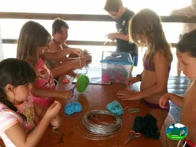 Parque infantil, taller de manualidades para niños del Camping La Sierrecilla, Humilladero (Málaga)