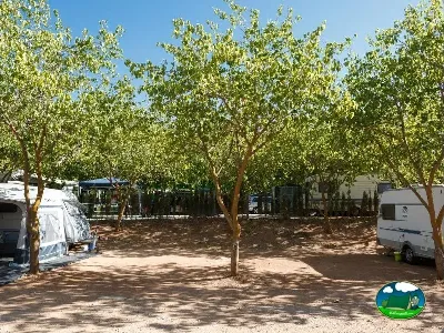 Parcela arbolada con mobil-homes del Camping La Sierrecilla, Humilladero (Málaga)