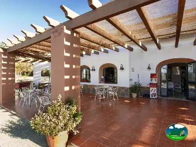 Restaurante bar con terraza cubierta del Camping La Sierrecilla, Humilladero (Málaga)