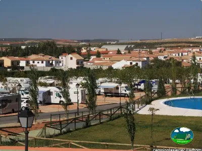 Mobil-home con vistas al pueblo y piscina del Camping La Sierrecilla, Humilladero (Málaga)