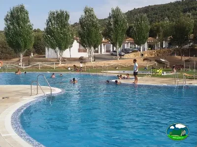 Piscina con vistas a la sierra del Camping La Sierrecilla, Humilladero (Málaga)