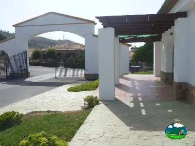 Entrada y recepción con pérgola del Camping La Sierrecilla, Humilladero (Málaga)