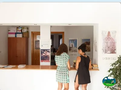 Recepción con mostrador de atención del Camping La Sierrecilla, Humilladero (Málaga)