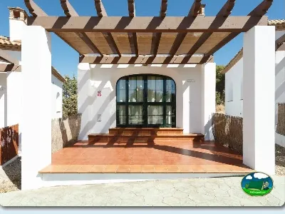 Bungalow con terraza y pérgola de madera del Camping La Sierrecilla, Humilladero (Málaga)