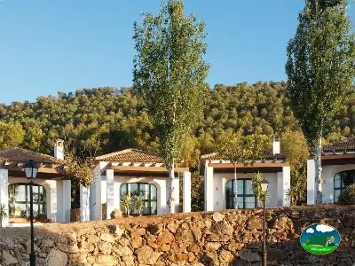 Bungalow con vistas a la montaña boscosa del Camping La Sierrecilla, Humilladero (Málaga)