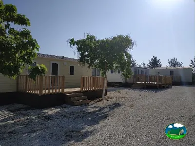 Mobil-home con terraza y zona de parcela del Camping La Sierrecilla, Humilladero (Málaga)