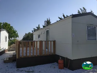 Mobil-home con terraza de madera del Camping La Sierrecilla, Humilladero (Málaga)