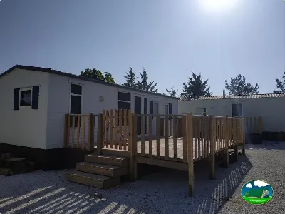 Mobil-home con terraza de madera del Camping La Sierrecilla, Humilladero (Málaga)