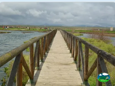 Pasarela junto al río con vistas a la montaña del Camping La Sierrecilla, Humilladero (Málaga)