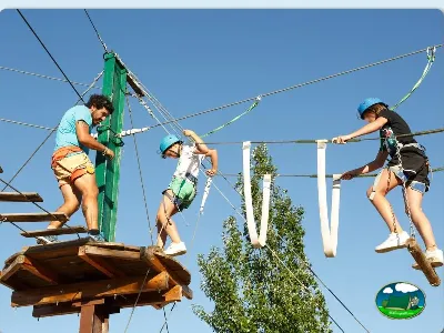 Parque infantil aventura con tirolesa y circuito de cuerdas del Camping La Sierrecilla, Humilladero (Málaga)