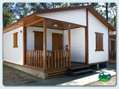 Bungalow con terraza y porche de madera del Camping Milfontes, Vilanova de Milfontes (Beja)