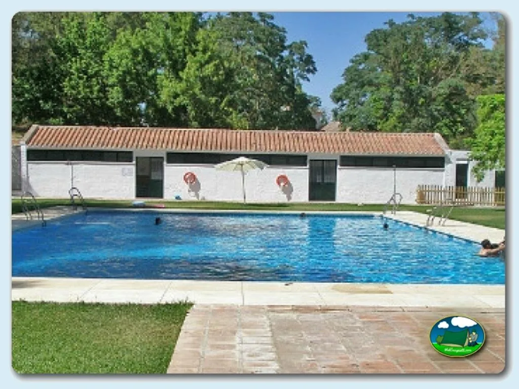 Piscina con caseta de servicios y zona ajardinada del Camping Centro de Ocio Alúa Benamejí, Benamejí (Córdoba)