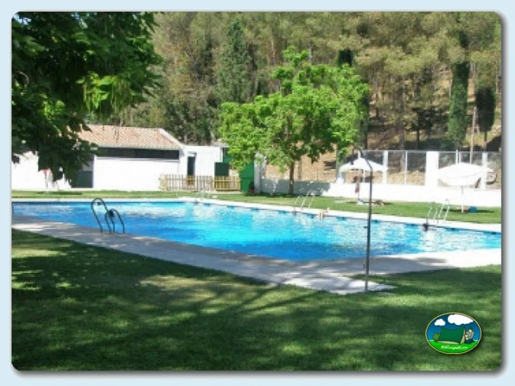 Piscina con vistas a la sierra del Camping Centro de Ocio Alúa Benamejí, Benamejí (Córdoba)