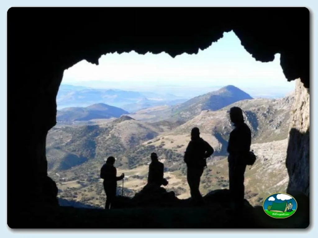 Montaña vistas desde cueva con senderismo del Camping Centro de Ocio Alúa Benamejí, Benamejí (Córdoba)