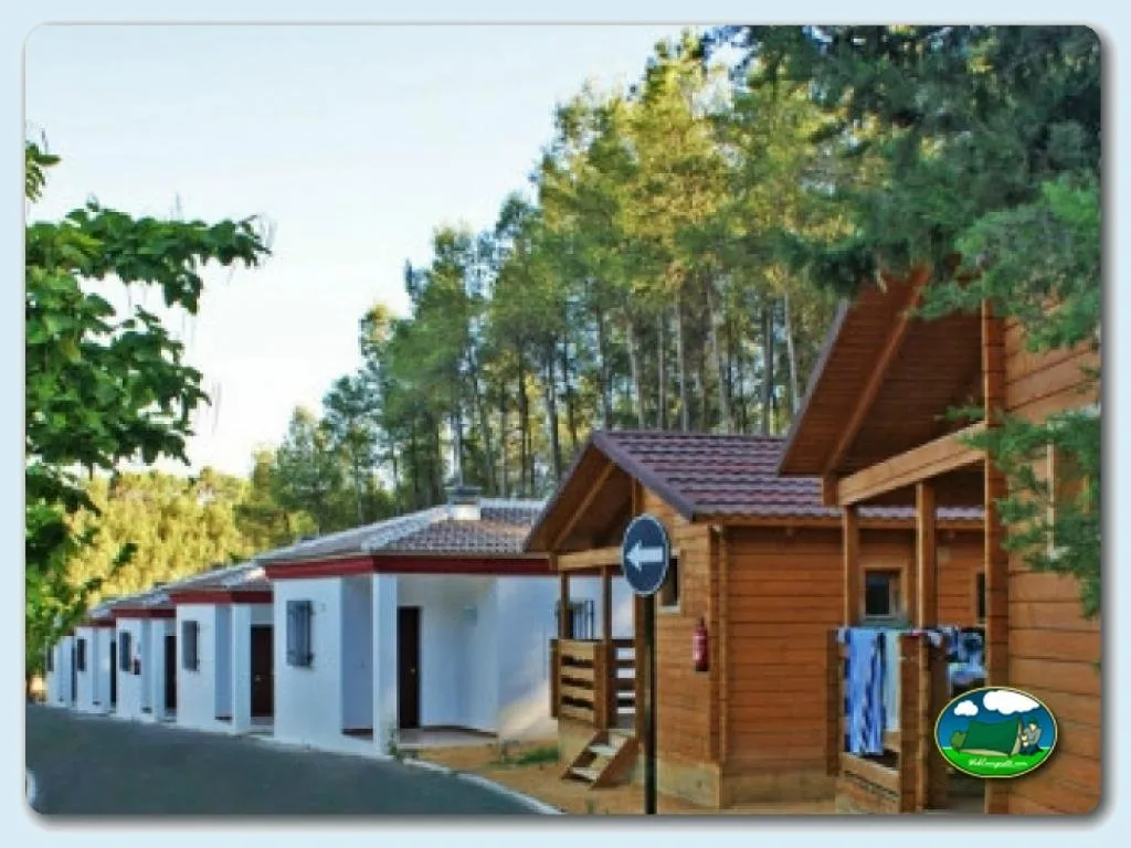 Bungalow de madera con vistas al bosque del Camping Centro de Ocio Alúa Benamejí, Benamejí (Córdoba)