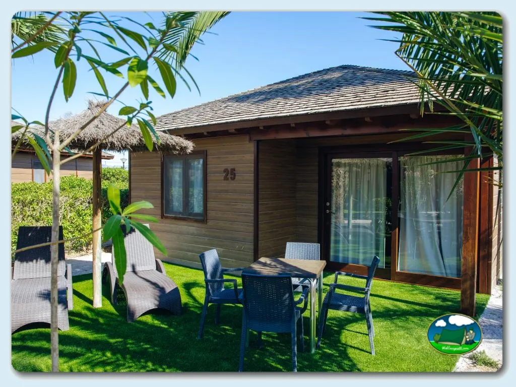 Bungalow con terraza y jardín privado del Camping Alannia Costa Blanca, Crevillente (Alicante)
