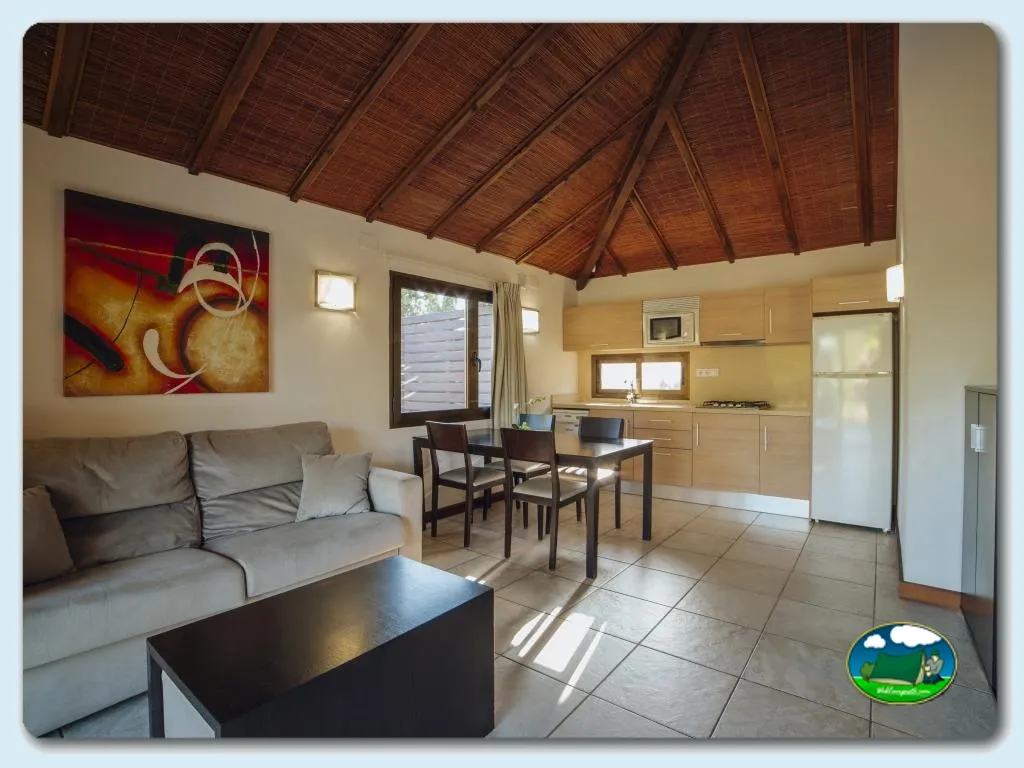 Mobil-home interior con sala, cocina y comedor del Camping Alannia Costa Blanca, Crevillente (Alicante)