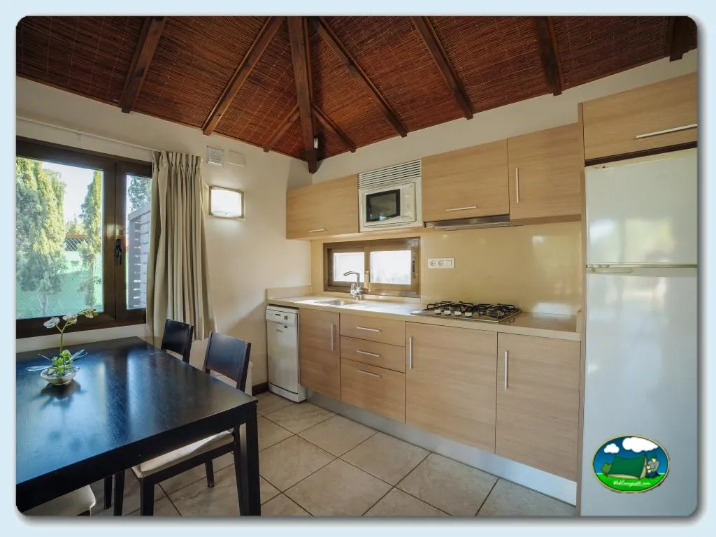 Bungalow interior con cocina equipada y comedor del Camping Alannia Costa Blanca, Crevillente (Alicante)