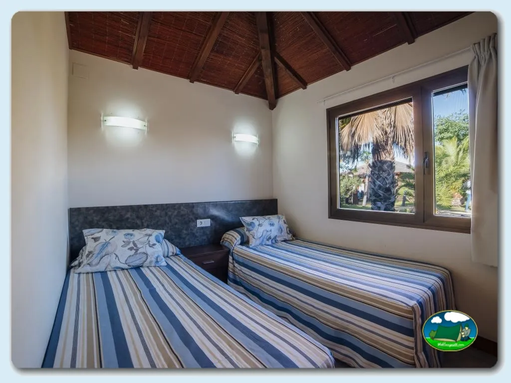 Bungalow con dos camas y vistas a palmera del Camping Alannia Costa Blanca, Crevillente (Alicante)