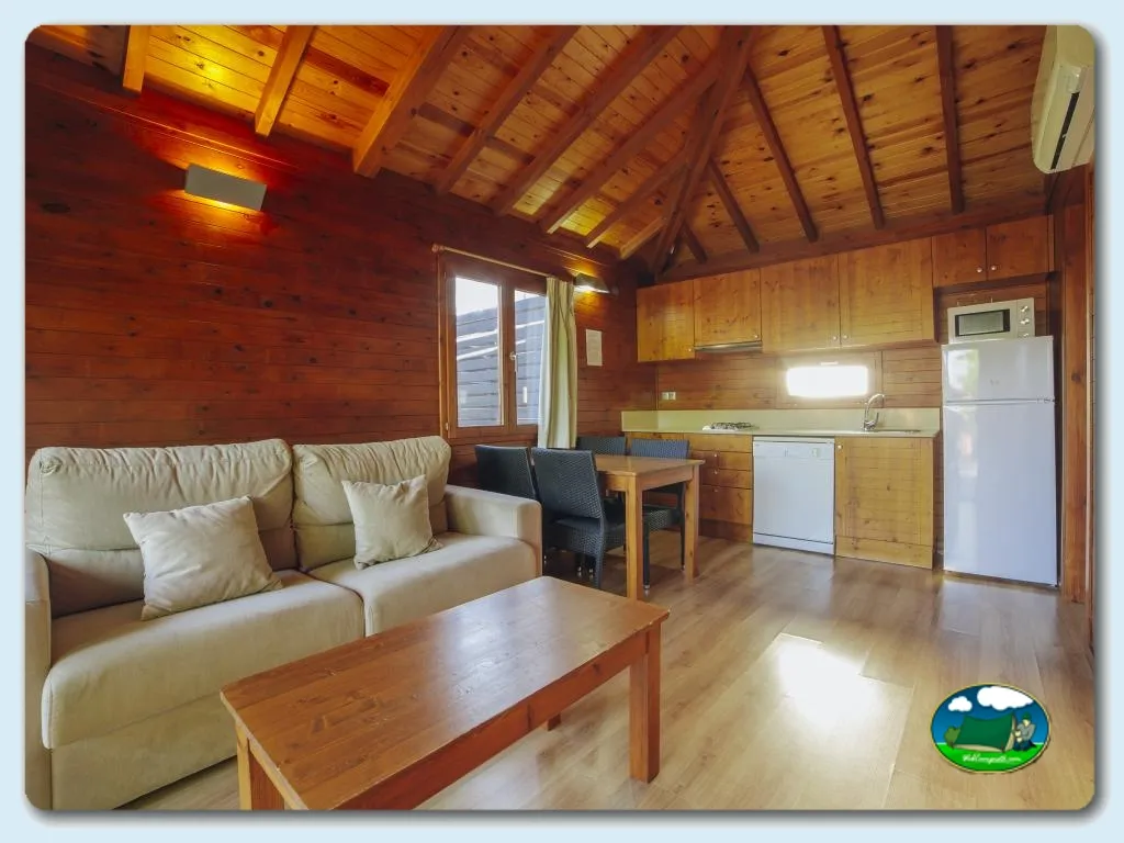 Bungalow interior con cocina, salón y sofá del Camping Alannia Costa Blanca, Crevillente (Alicante)