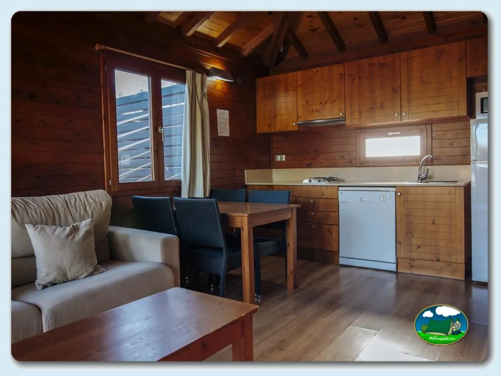 Glamping interior madera con cocina equipada del Camping Alannia Costa Blanca, Crevillente (Alicante)