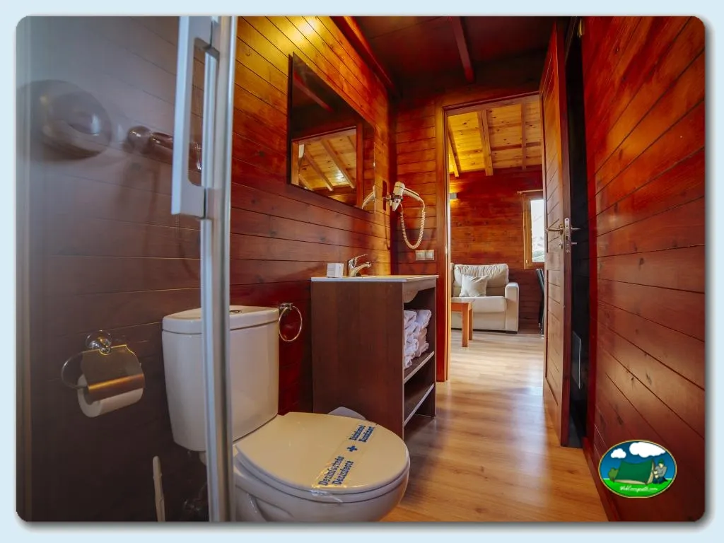 Cabaña interior con baño, ducha y zona de estar del Camping Alannia Costa Blanca, Crevillente (Alicante)