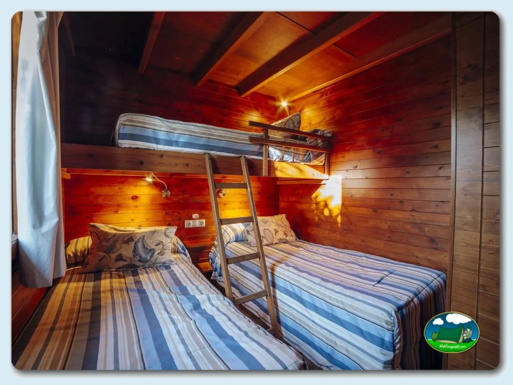 Cabaña interior con litera y cama individual del Camping Alannia Costa Blanca, Crevillente (Alicante)
