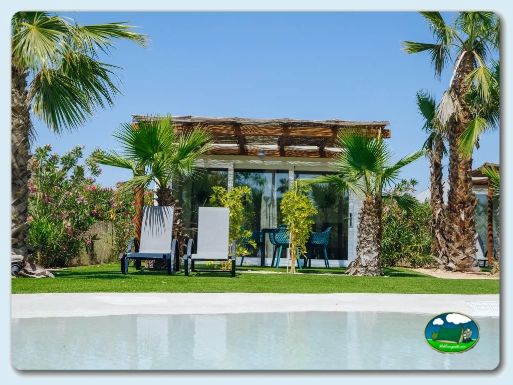 Bungalow con piscina y jardín tropical del Camping Alannia Costa Blanca, Crevillente (Alicante)