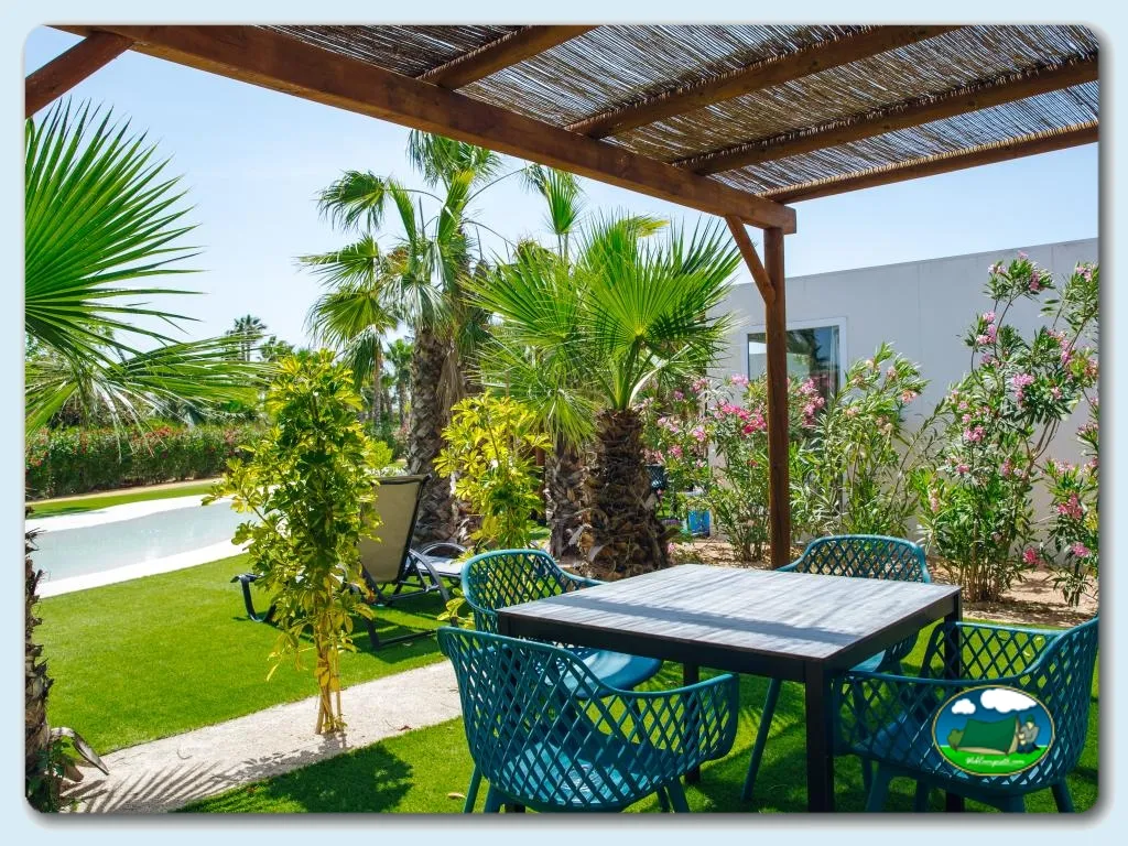 Bungalow con terraza, piscina y jardín tropical del Camping Alannia Costa Blanca, Crevillente (Alicante)