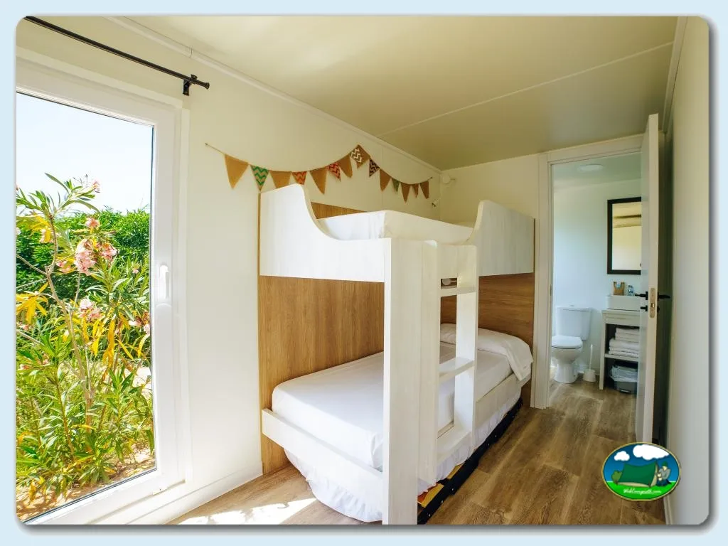 Glamping con cama litera y acceso a jardín del Camping Alannia Costa Blanca, Crevillente (Alicante)