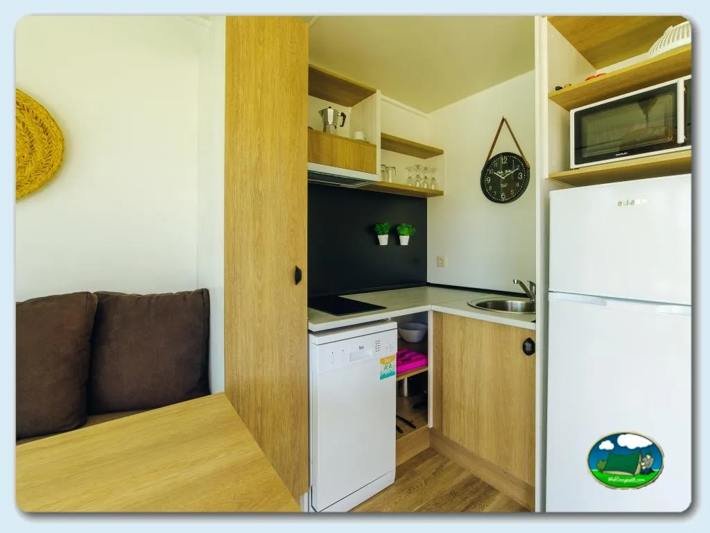 Glamping interior cocina y zona estar del Camping Alannia Costa Blanca, Crevillente (Alicante)
