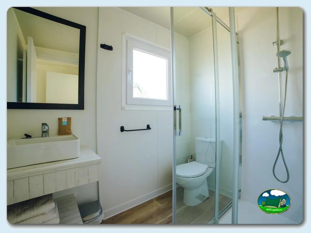 Mobil-home cuarto de baño con ducha y lavamanos del Camping Alannia Costa Blanca, Crevillente (Alicante)