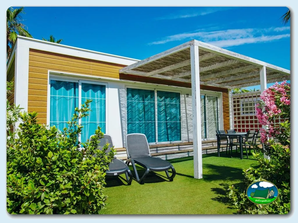 Bungalow moderno con terraza y jardín privado del Camping Alannia Costa Blanca, Crevillente (Alicante)