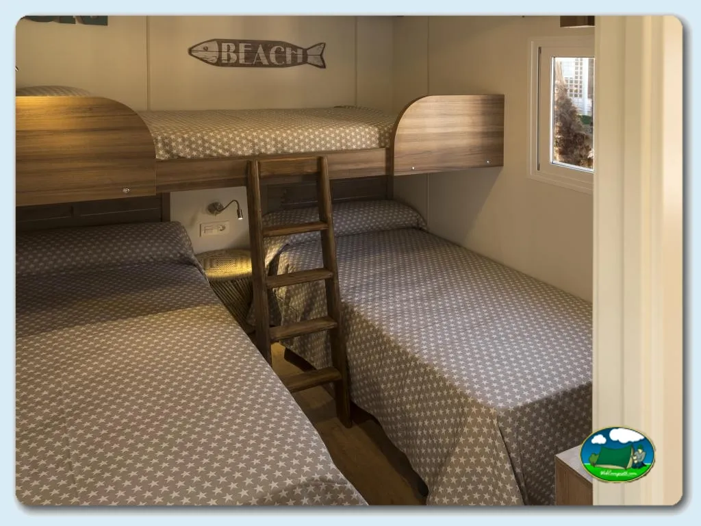 Bungalow interior con literas y camas individuales del Camping Alannia Costa Blanca, Crevillente (Alicante)