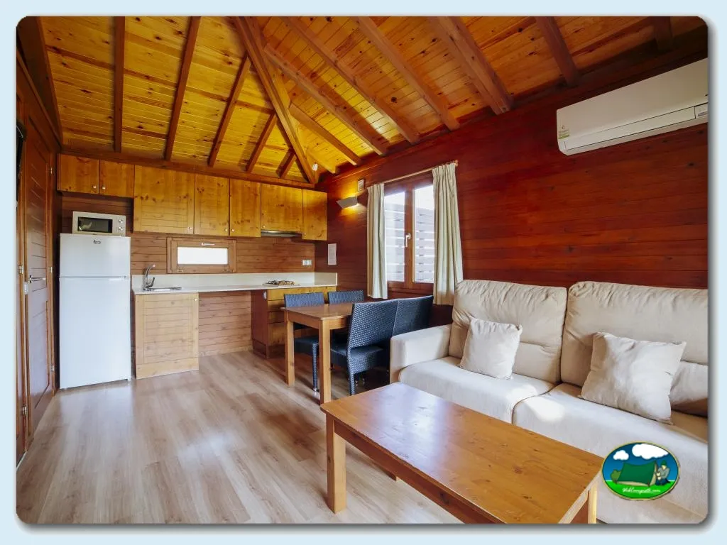 Bungalow interior con cocina equipada y salón del Camping Alannia Costa Blanca, Crevillente (Alicante)