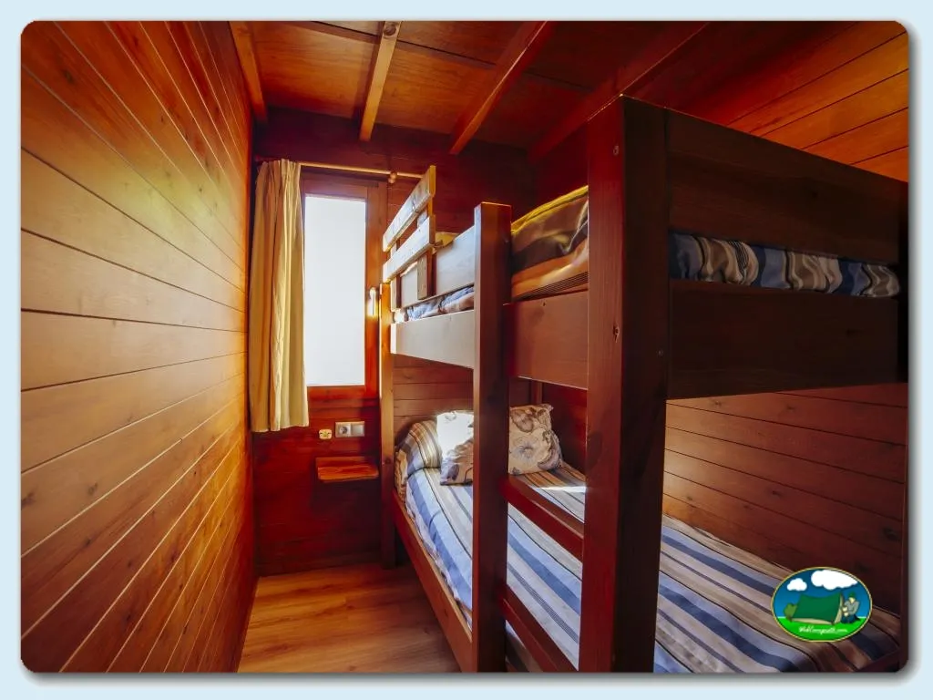 Mobil-home interior con literas y madera del Camping Alannia Costa Blanca, Crevillente (Alicante)