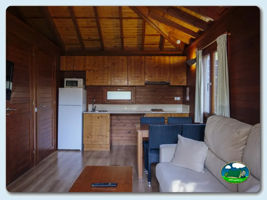 Bungalow interior con cocina equipada y zona de estar del Camping Alannia Costa Blanca, Crevillente (Alicante)