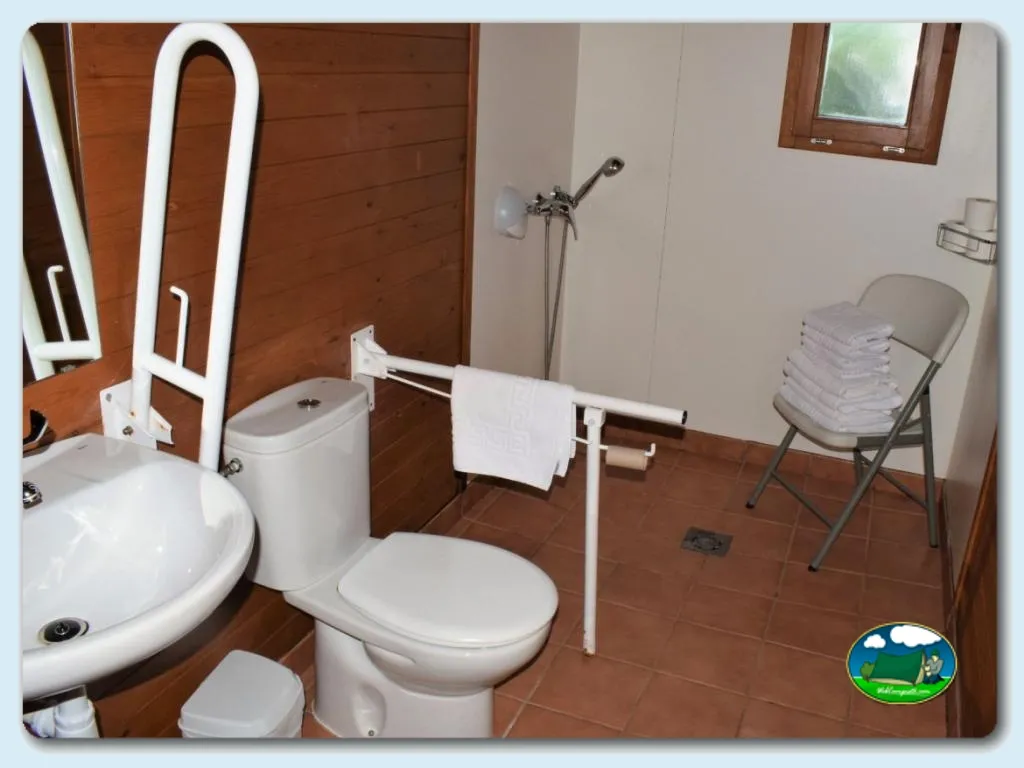Aseos con inodoro y lavabo del Camping Alannia Costa Blanca, Crevillente (Alicante)