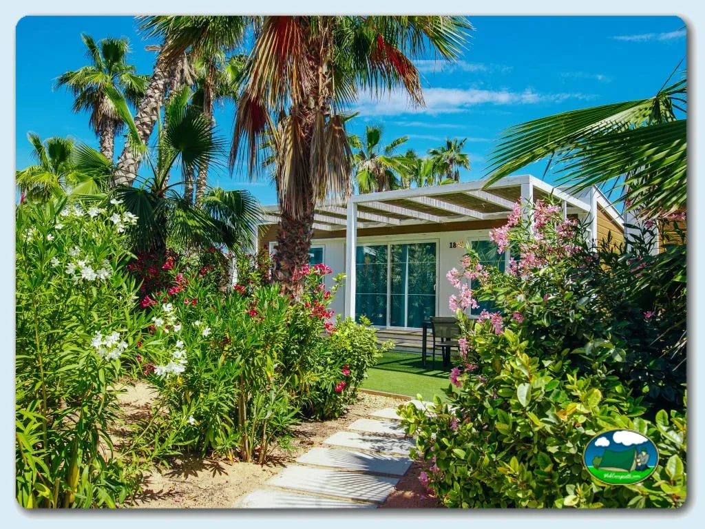 Bungalow con jardín tropical y flores del Camping Alannia Costa Blanca, Crevillente (Alicante)