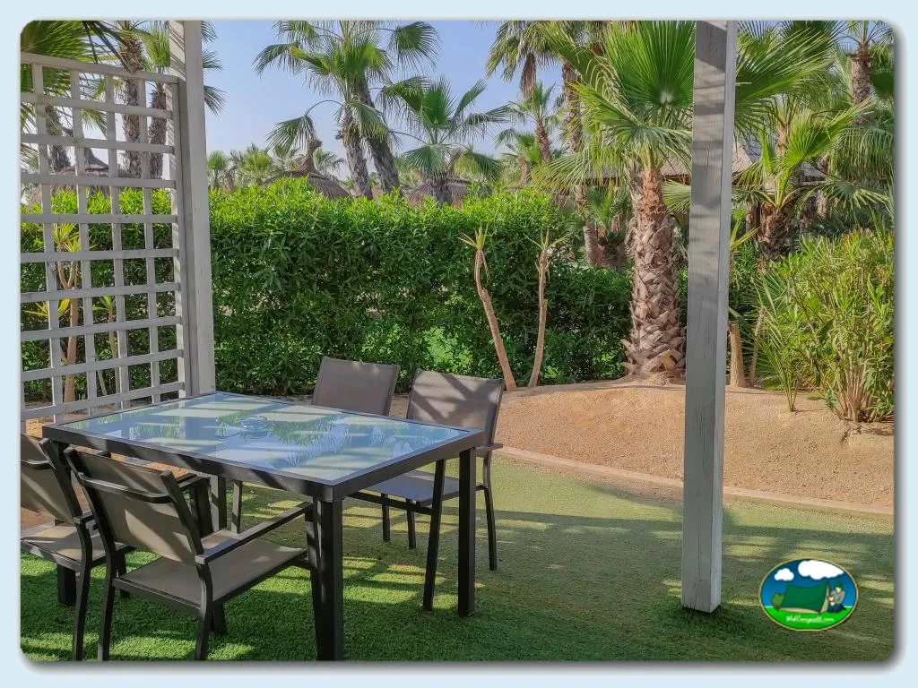 Parcela con terraza cubierta y jardín privado del Camping Alannia Costa Blanca, Crevillente (Alicante)