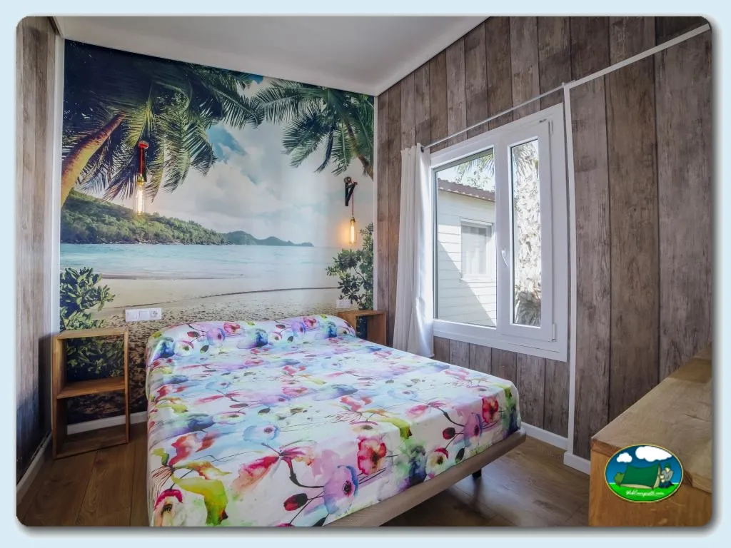 Bungalow con mural de playa tropical del Camping Alannia Costa Blanca, Crevillente (Alicante)