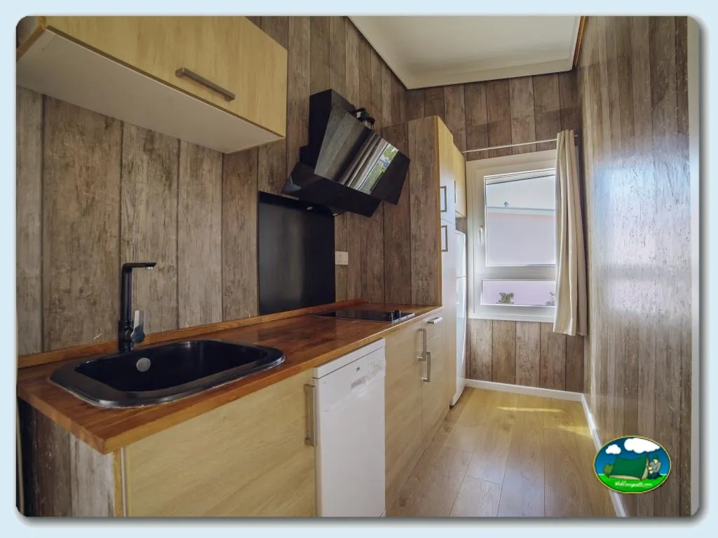 Mobil-home cocina equipada con encimera de madera del Camping Alannia Costa Blanca, Crevillente (Alicante)