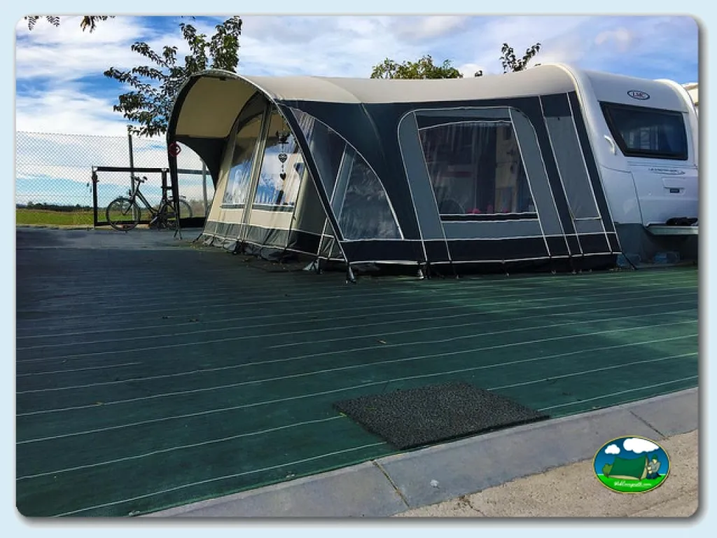 Mobil-home con toldo y parcela junto al mar del Camping Alannia Costa Blanca, Crevillente (Alicante)